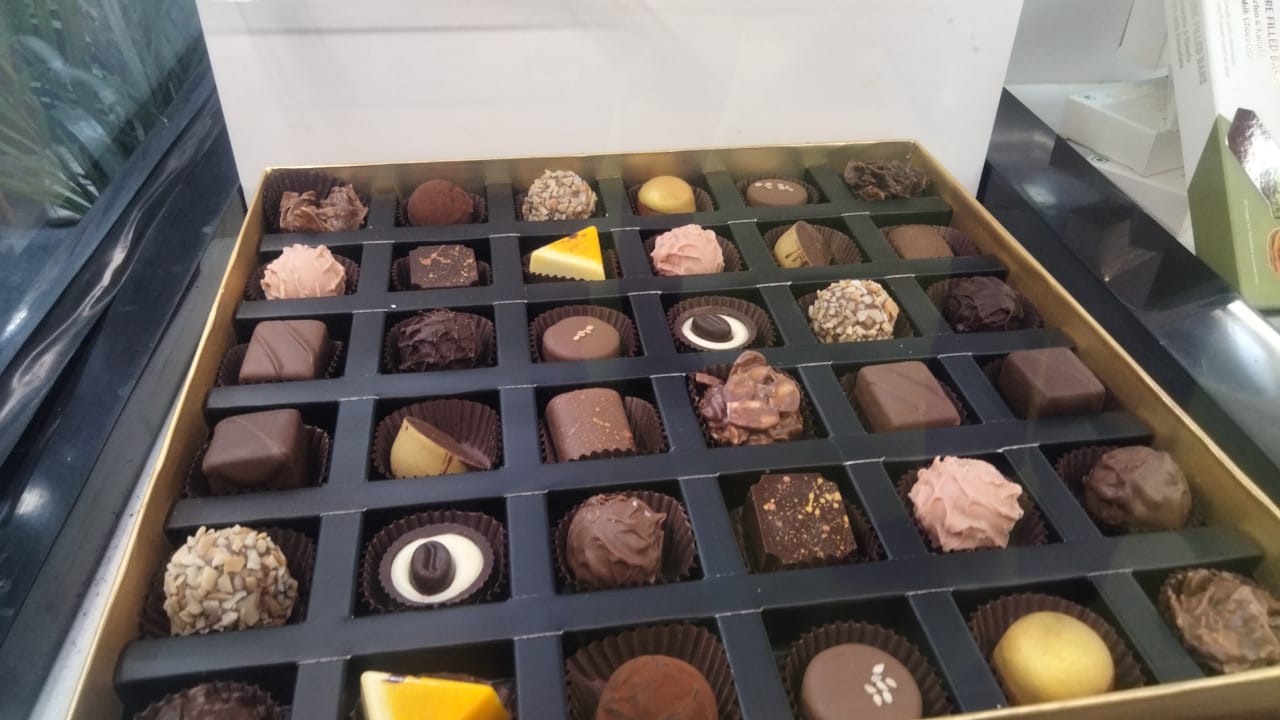 Premium Artisanal Chocolates Box 900 GM